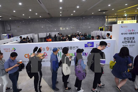 Cử tri Hàn Quốc bỏ phiếu bầu Tổng thống tại điểm bầu cử ở Seoul ngày 4/5.